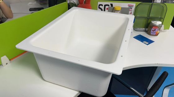 Duży, próżniowo ukształtowany zbiornik wodny z materiału polikarbonatowego z dostosowanym logo